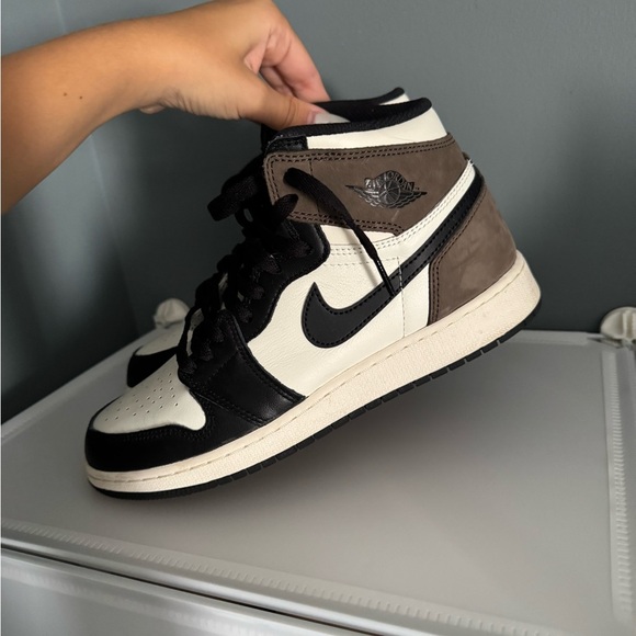 Jordan 1s Mocha 1s - 7y women’s 8.5 - Picture 3 of 4